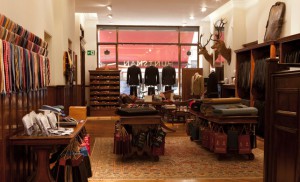 H. Huntsman & Sons, specializzata in abbigliamento da caccia e da equitazione. Uno dei più cari nella Savile Row.