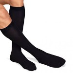 Calze in seta o in lana fino al ginocchio, di colore nero.