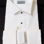 Camicia con sparato pieghettato o con inserto in piqué, colletto ad alette e polsini semplici abbottonati con gemelli.