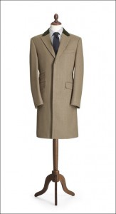 Il Covert: cappotto stretto e corto, in twill leggero.