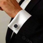 Gemelli. Indossando una camicia con polsini doppi, occorrono dei gemelli. L'oro è perfetto.