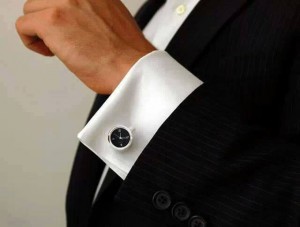 Gemelli. Indossando una camicia con polsini doppi, occorrono dei gemelli. L'oro è perfetto.