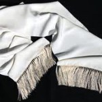 Sciarpa in seta bianca da indossare sotto al cappotto e tolta insieme a quest'ultimo.