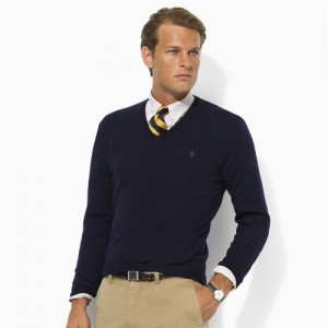 La maglieria : pullover con lo scollo a V.