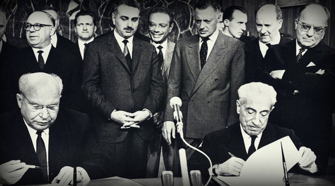 1966. Valletta e Tarassov firmano l'accordo per lo stabilimento di Togliattigrad.