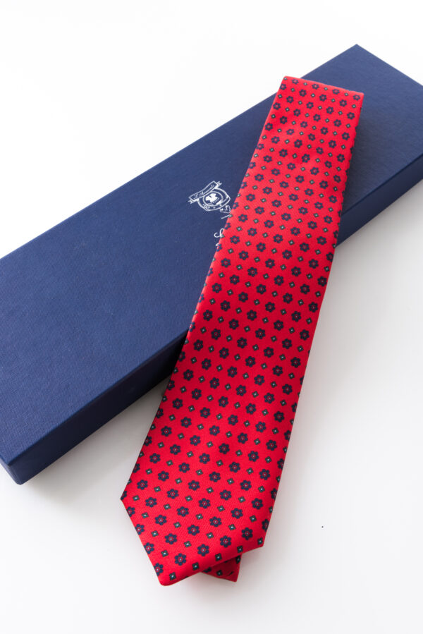 Seven-fold Tie – Clara Rosso – and its packaging