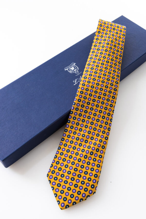 Seven-fold Tie – Aniceta Giallo Senape – and its packaging
