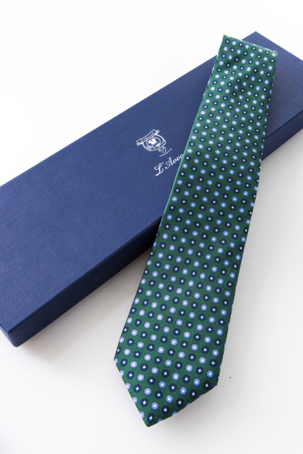 Seven-fold Tie – Aniceta Verde – and its packaging
