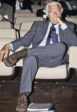 Giovanni Agnelli indossa i suoi polacchini in suede stringati.