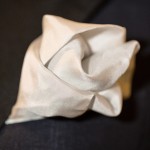Il primo passo sulle orme dell'eleganza - dettaglio pochette bianca