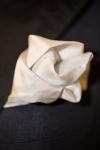 Il primo passo sulle orme dell'eleganza - dettaglio pochette bianca