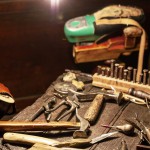 Il primo passo sulle orme dell'eleganza - banco di lavoro del calzolaio e i suoi attrezzi