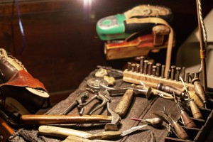 Il primo passo sulle orme dell'eleganza - banco di lavoro del calzolaio e i suoi attrezzi