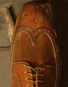 Il primo passo sulle orme dell'eleganza -derby full brogue du Doriano Marcucci, caratterizzata dalla scelta delle impunture