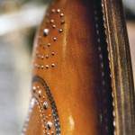 Il primo passo sulle orme dell'eleganza -dettaglio della punta di una scarpa artigianale