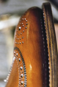 Il primo passo sulle orme dell'eleganza -dettaglio della punta di una scarpa artigianale