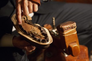 Il primo passo sulle orme dell'eleganza -dettagli lavorazione scarpa
