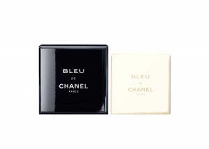 Bleu de Chanel, a contatto con l'acqua si trasforma in una schiuma delicata, Chanel (42 euro, www.chanel.com)