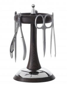 Set manicure della collezione design 1869 in wengé con strumenti in acciaio inox, Acca Kappa (288 euro, www.accakappa.com)