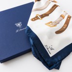 Carré Ginevra blu, dettaglio logo e confezione
