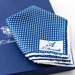 Pochette Mirafiori Bluette, dettaglio logo e confezione
