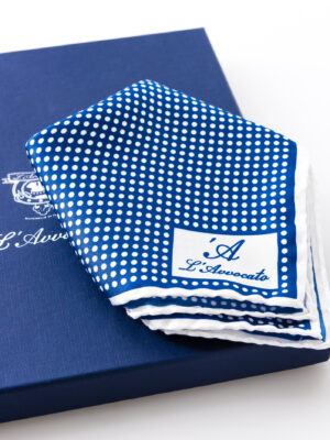 Pochette Mirafiori Bluette, dettaglio logo e confezione
