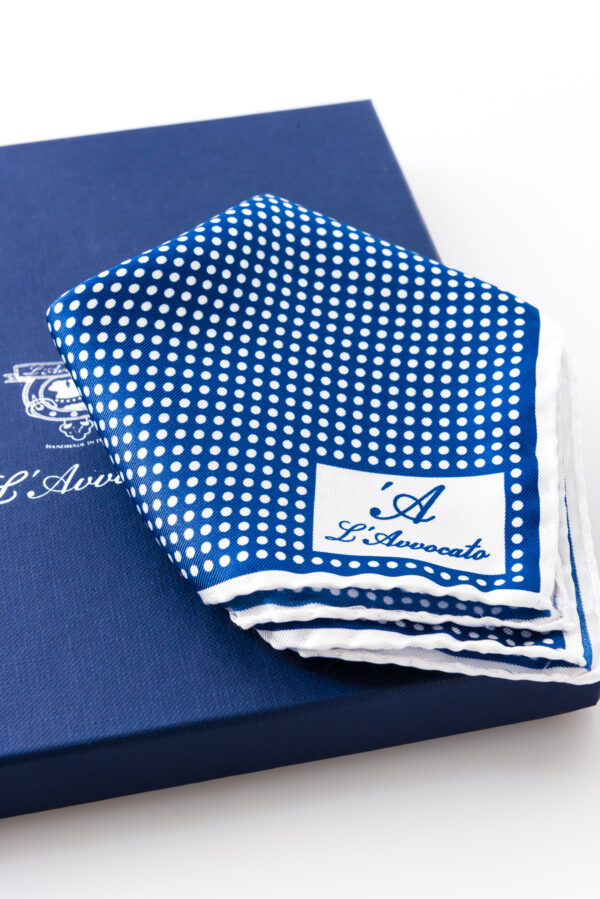 Pochette Mirafiori Bluette, dettaglio logo e confezione