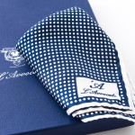 Pochette Mirafiori Blu, dettaglio logo e confezione