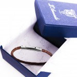Bracciale skin cognac all'interno della sua scatola
