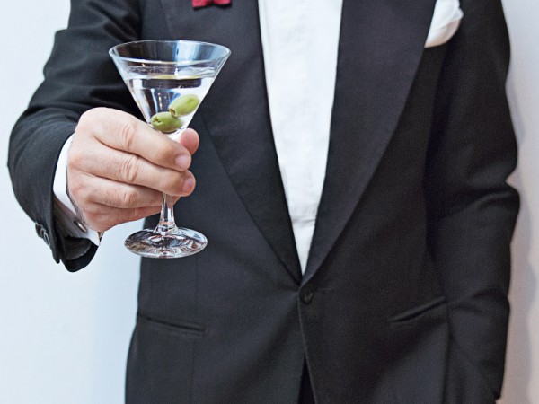 Sante Speranza, capo della prefettura bolognese del Cavalleresco ordine dei guardiani delle nove porte, porge una coppa da Martini durante l'evento "Ave Martini" organizzato a Bologna, rigorosamente in smoking