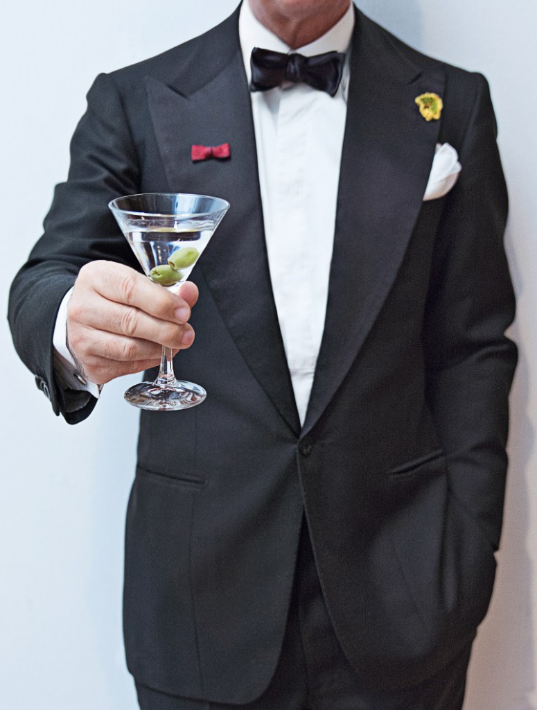 Sante Speranza, capo della prefettura bolognese del Cavalleresco ordine dei guardiani delle nove porte, porge una coppa da Martini durante l'evento "Ave Martini" organizzato a Bologna, rigorosamente in smoking