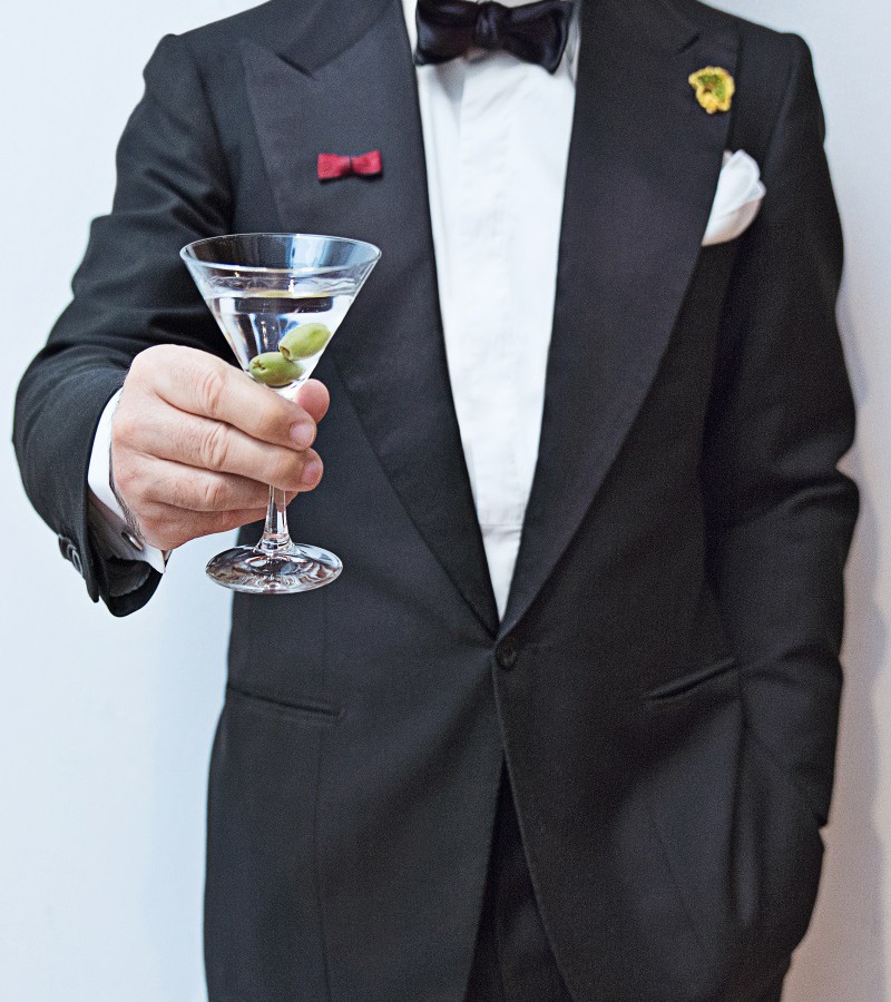 Sante Speranza, capo della prefettura bolognese del Cavalleresco ordine dei guardiani delle nove porte, porge una coppa da Martini durante l'evento "Ave Martini" organizzato a Bologna, rigorosamente in smoking