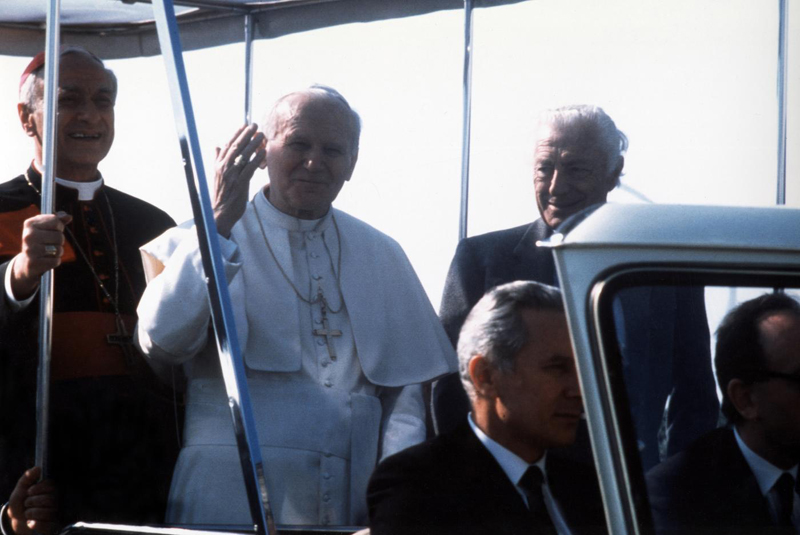 Gianni Agnelli with Pope John Paul II