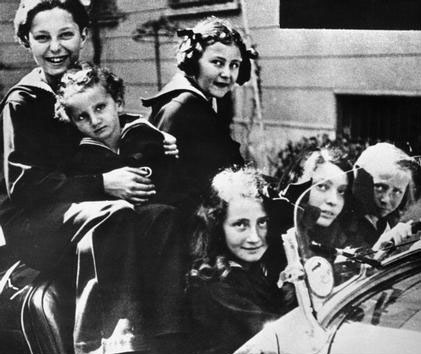 Gianni Agnelli with the brothers in the late twenties