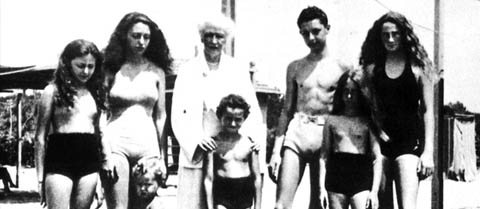 On holiday in Forte dei Marmi in the thirties with his brothers , sisters and grandmother Jane .