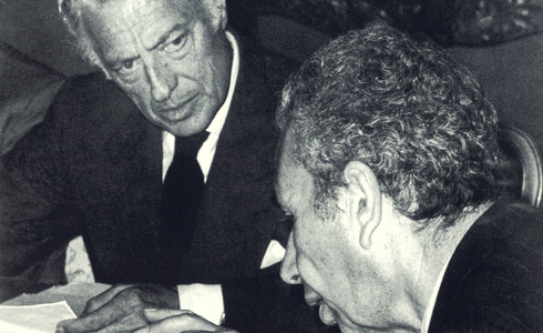 In 1976 , in Rome , with the prime minister Aldo Moro to discuss the difficult economic situation Italian .