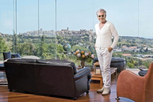 Cesare Paciotti nel soggiorno della sua casa