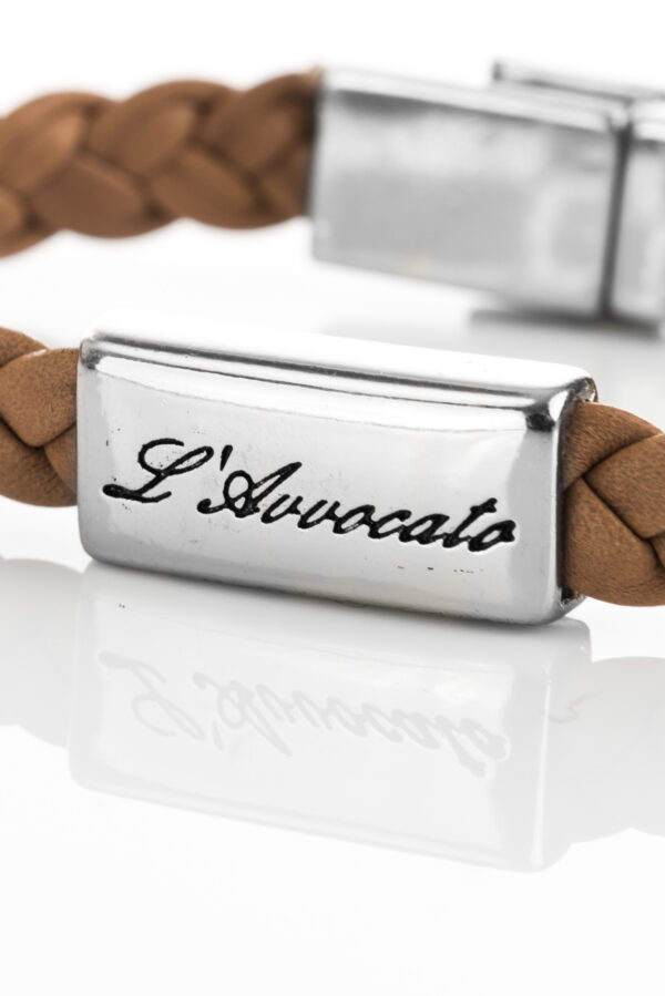 Bracciale in pelle Eddy cuoio- dettaglio piastrina L'Avvocato