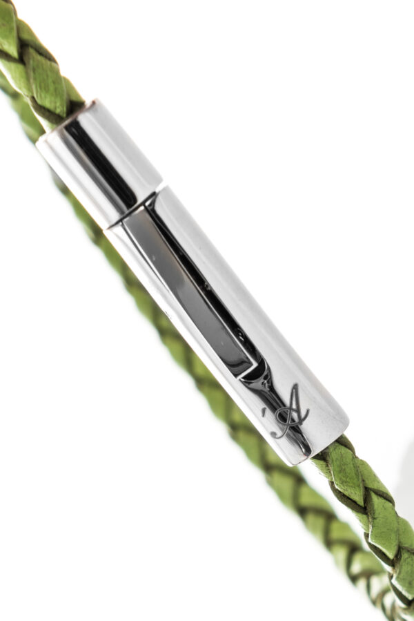 Bracciale in pelle Skin Verde -dettaglio chiusura e logo L'Avvocato