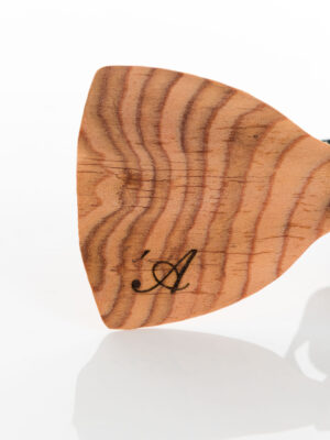 Brando - Papillon in legno- dettaglio logo 'A