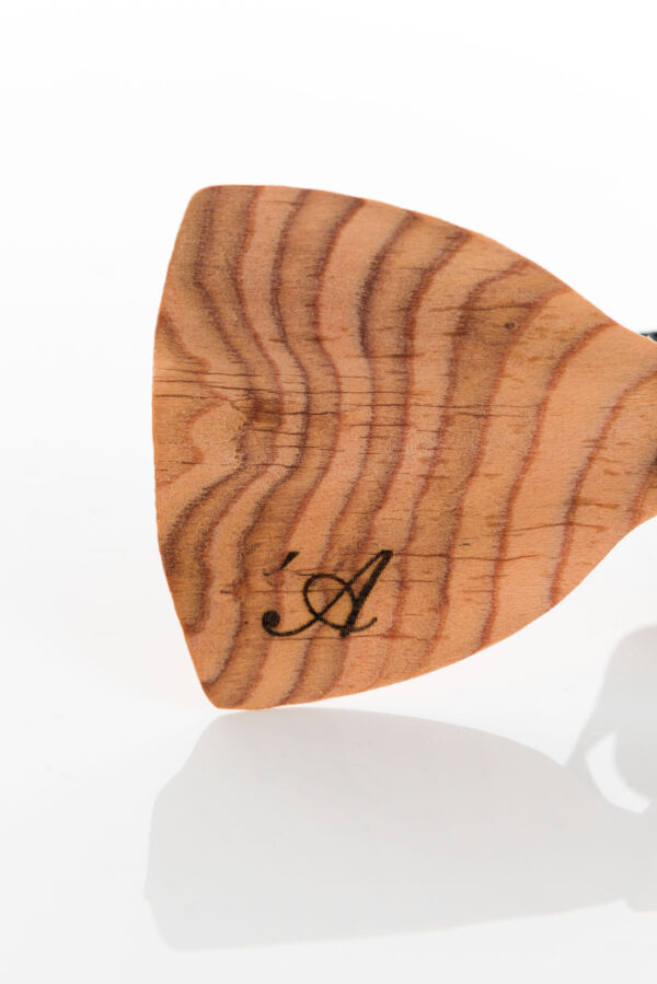 Brando - Papillon in legno- dettaglio logo 'A