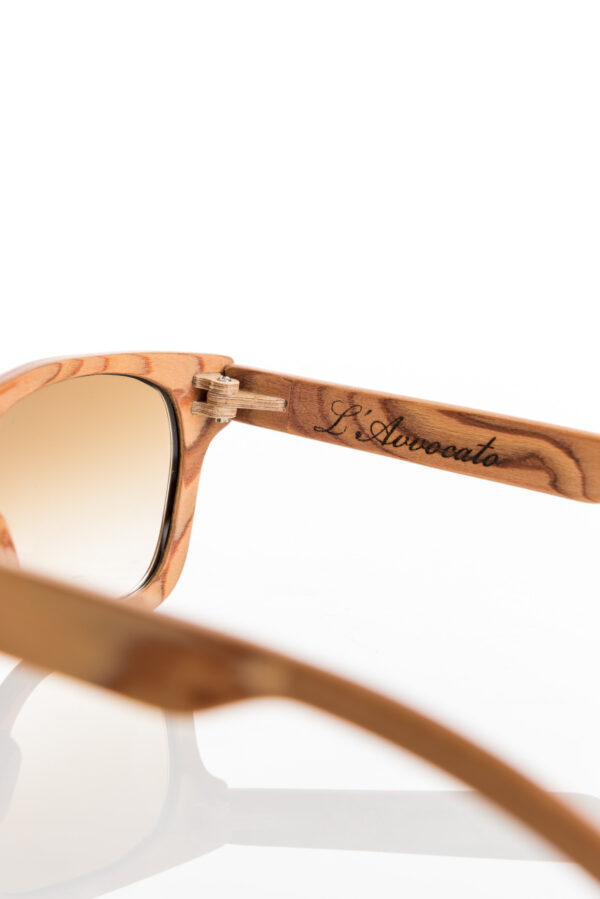 Stealth – Occhiale in legno – dettaglio della cerniera in legno e logo l\\\’Avvocato