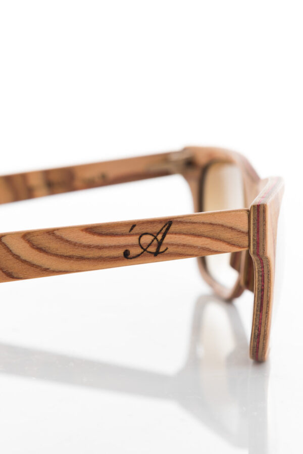 Stealth -Occhiale in legno – dettaglio strati del frontale e logo