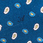 Cravatta Sette Pieghe Marella Blu di Prussia - dettaglio della microfantasia cachemire con monogramma