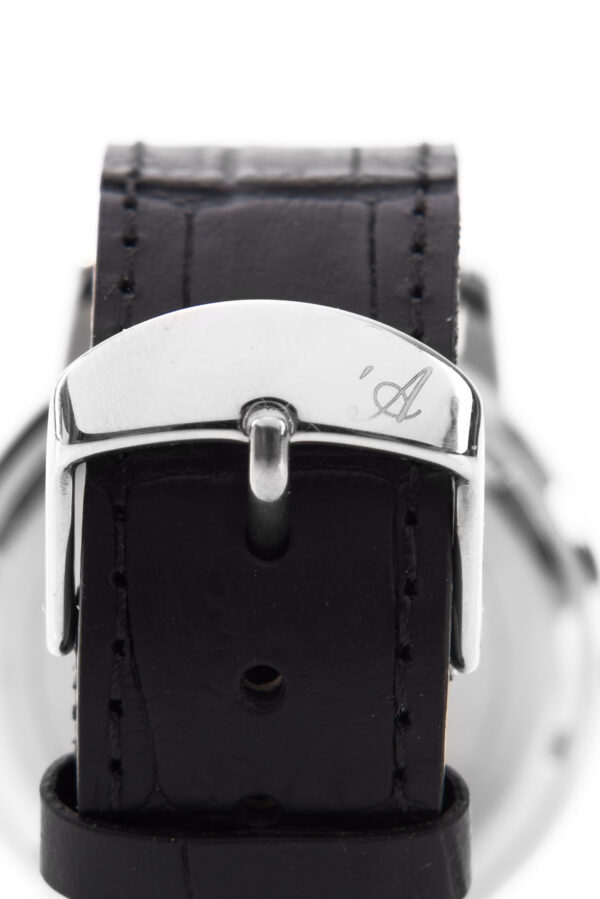Orologio Lingotto due- dettaglio chiusura cinturino con logo inciso