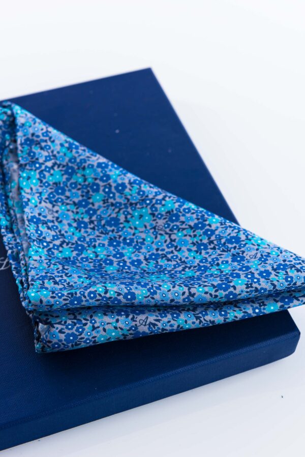 Pochette John Grigio Segnale con la sua confezione
