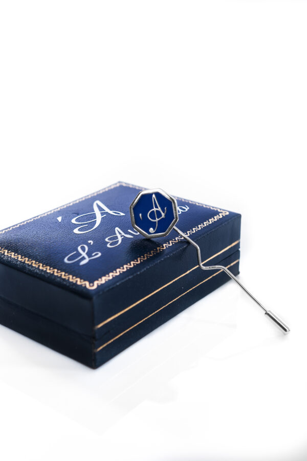 Spillone in argento e smalto blu 